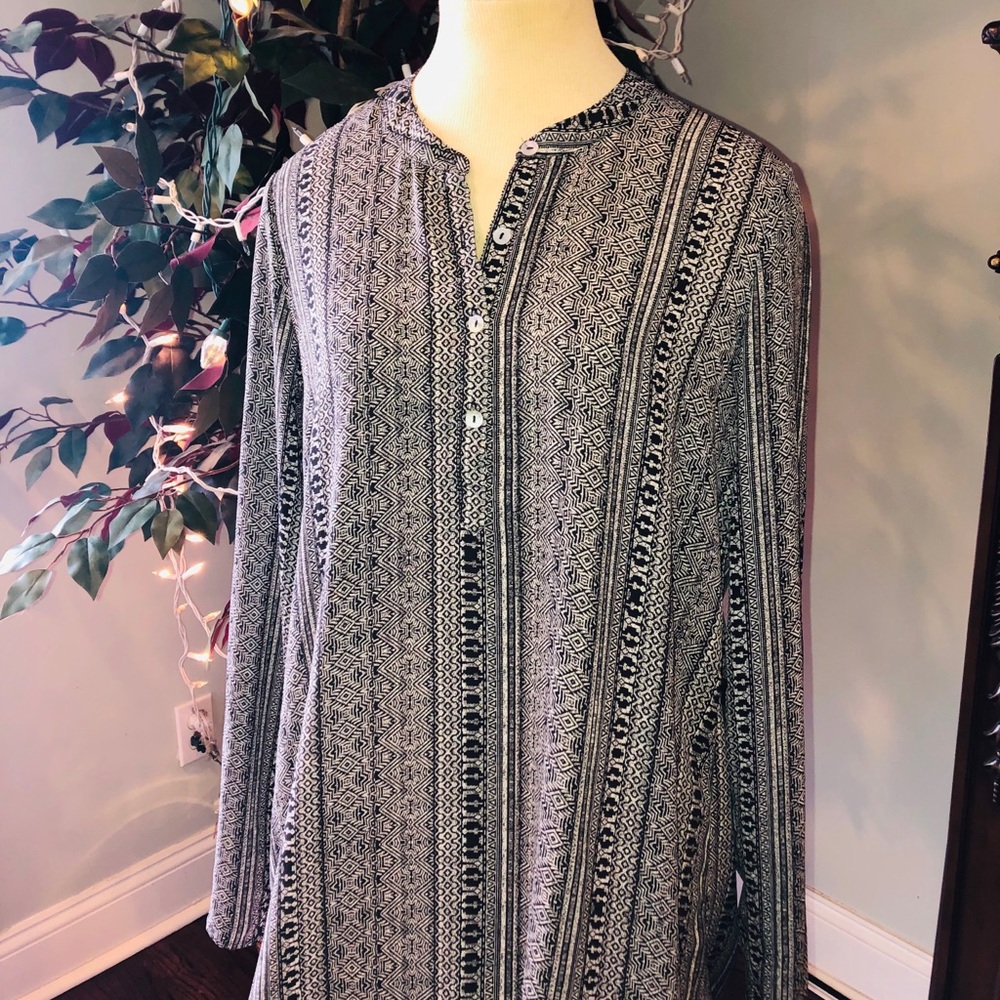 Nice black &  white Aztec print top